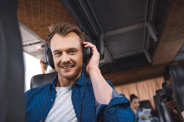 Retrato Del Hombre Auriculares Escuchando Música Mirando Cámara Durante Viaje — Foto de Stock