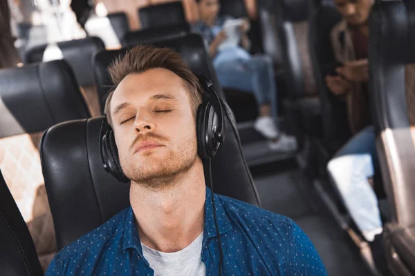 Bonito Turista Masculino Fones Ouvido Ouvir Música Dormir Durante Viagem — Fotografia de Stock