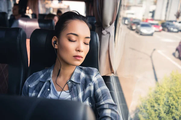 Ung Asiatisk Kvinne Som Sover Lytter Øretelefoner Reise Med Reisebuss – stockfoto