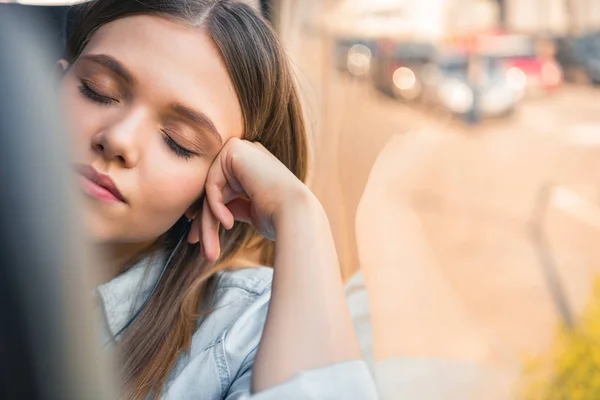 Primer Plano Retrato Hermosa Mujer Joven Durmiendo Durante Viaje Autobús — Foto de Stock