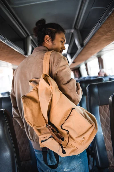 Visão Traseira Mestiço Turista Masculino Com Mochila Ônibus Viagem — Fotografia de Stock