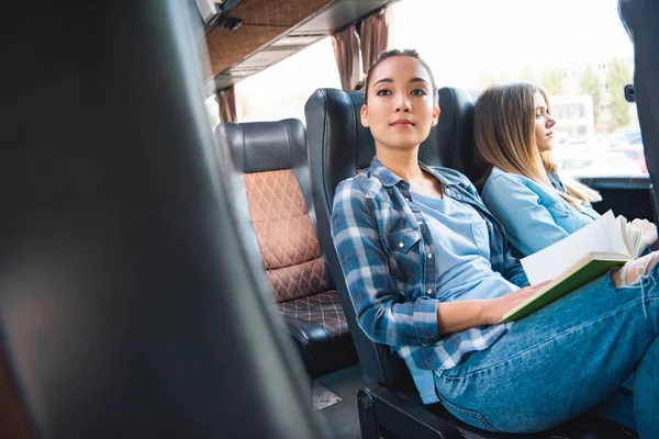 Attraktiva Asiatisk Kvinna Läser Bok Medan Hennes Kvinnliga Vänner Som — Stockfoto