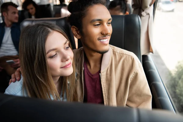 Pareja Sonriente Multiétnica Mirando Ventana Durante Viaje Autobús Viaje — Foto de Stock