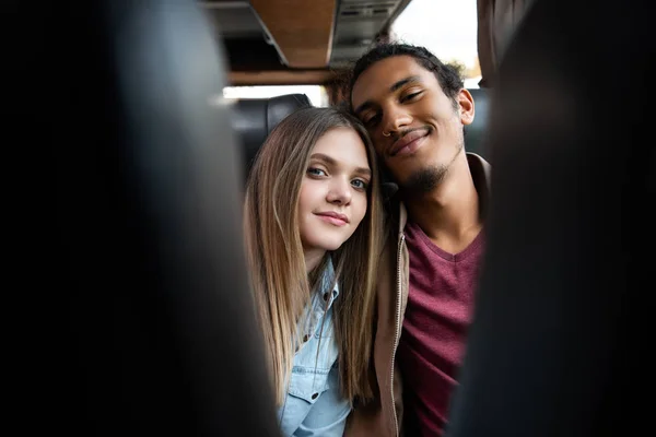 Enfoque Selectivo Joven Pareja Interracial Mirando Cámara Durante Viaje Autobús — Foto de Stock