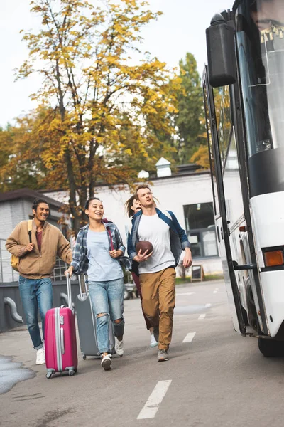 Fröhliche Multikulturelle Freunde Mit Rolltaschen Und Rugbyball Die Der Nähe — Stockfoto