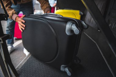 kısmi koyarak adam görünümünü Seyahat Otobüs caddenin içine çanta tekerlekli 