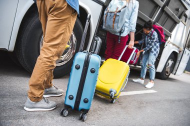 turist turistik arka çantalar o seyahat çantası sokak şehir otobüs içine koyarak süre arkadaş yakın yürüyüş ile kısmi görünümü 