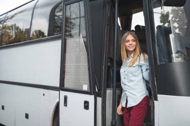 Seyahat Otobüs şehir sokak yürüyüş sırt çantası ile gülümseyen kadın