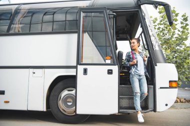 Güzel Asyalı kadın ile Seyahat Otobüs kentsel Street yürüyüş sırt çantası
