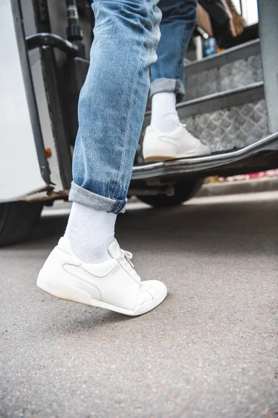 Sección Baja Hombre Zapatillas Blancas Elegantes Caminando Autobús Viaje Calle — Foto de stock gratis