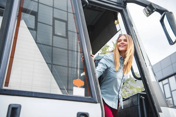 Glückliche Touristin Mit Rucksack Schaut Aus Reisebus Auf Straße — Stockfoto