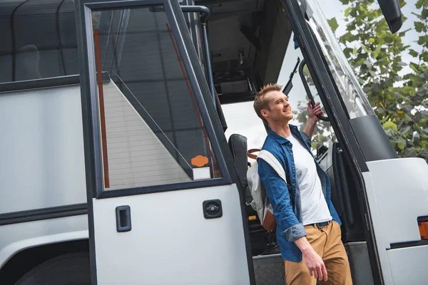 Vrolijke Mannelijke Toeristische Met Rugzak Lopen Uit Van Reizen Bus — Stockfoto