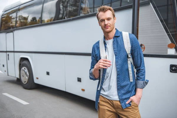 Homem Adulto Com Mochila Posando Perto Ônibus Viagem Rua — Fotografia de Stock