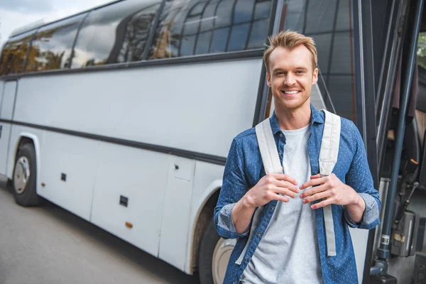 Turista Masculino Feliz Con Mochila Posando Cerca Autobús Viaje Calle — Foto de Stock