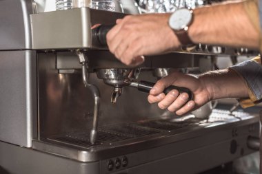 barista kahve makinesi restoranda kullanarak kırpılmış atış
