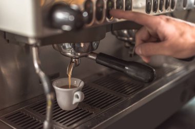 atış barista hazırlama kahve kahve makinesi restoranda kırpılmış