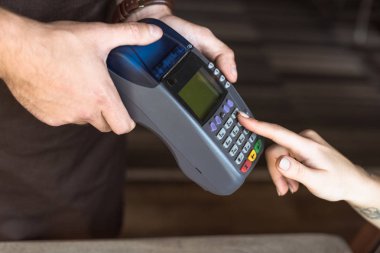ödemeyi müşteri kafede PIN girme sırasında terminal içeren garson kadeh kırpılmış