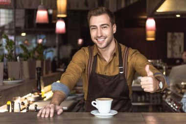 yakışıklı genç barista lezzetli kahve başparmak göstermek yukarıya ile