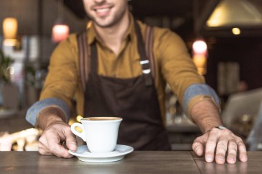 Genç barista atış lezzetli kahve ile kırpılmış