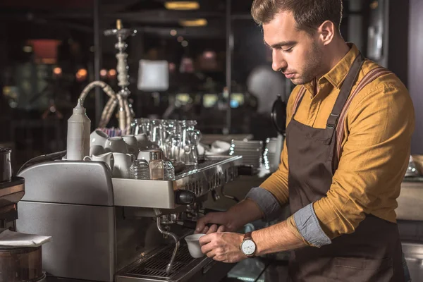 Guapo Joven Barista Preparando Café Con Máquina Café Cafetería — Foto de Stock