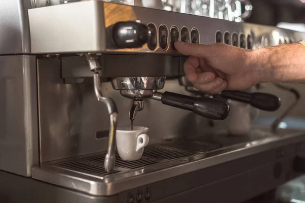 バリスタ カフェでコーヒー マシンでコーヒーを準備してのショットをトリミング  — 無料ストックフォト