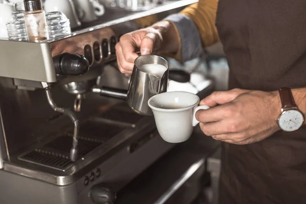 Обрезанный Снимок Баристы Фартуке Наливающей Молоко Кофе Время Приготовления Кафе — стоковое фото