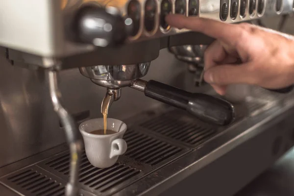 Tiro Cortado Barista Preparar Café Com Máquina Café Restaurante — Fotografia de Stock