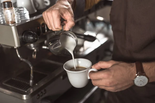 Colpo Ritagliato Barista Versando Latte Nel Caffè Mentre Preparava Nel — Foto Stock