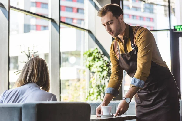 Joven Camarero Seguro Mismo Sirviendo Una Taza Café Para Una — Foto de Stock