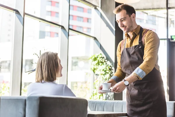 Atraente Jovem Garçom Servindo Xícara Café Para Cliente Feminino Café — Fotografia de Stock