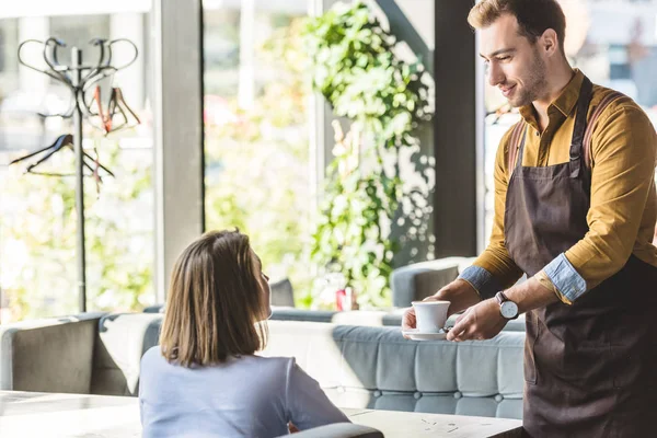 Apuesto Joven Camarero Sirviendo Taza Café Para Cliente Femenino Cafetería —  Fotos de Stock