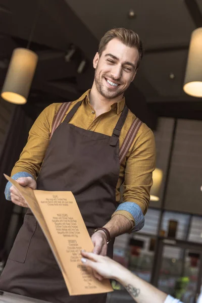 Обрізаний Знімок Усміхненого Офіціанта Показує Список Меню Клієнту Кафе — стокове фото
