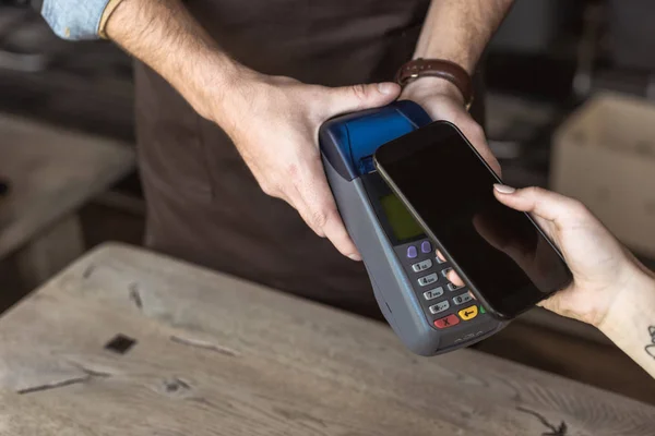 Recortado Tiro Camarero Celebración Terminal Pago Mientras Que Cliente Hace — Foto de Stock