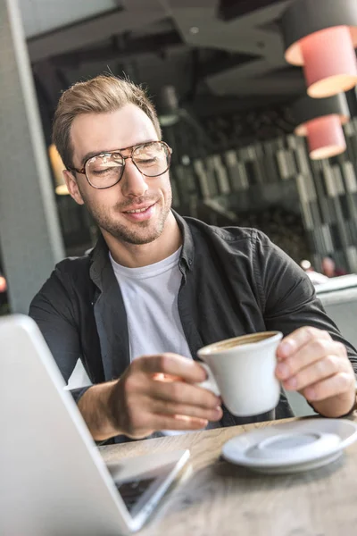 Close Shot Attractive Young Freelancer Laptop Holding Cup Coffee Cafe — Free Stock Photo