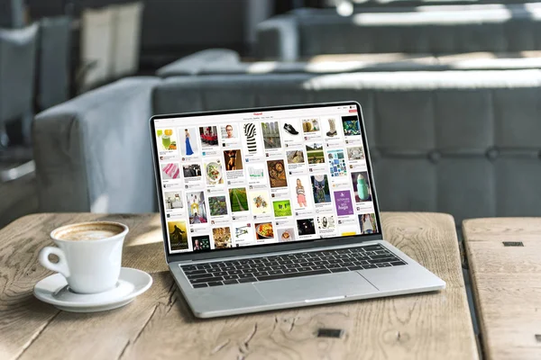 Tazza Caffè Laptop Con Sito Web Pinterest Sullo Schermo Sul — Foto Stock
