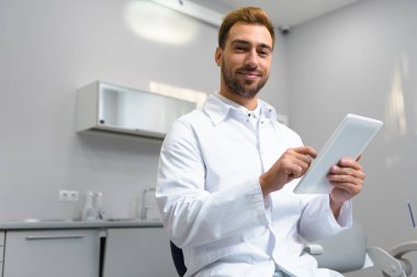 yakışıklı genç diş hekimi tablet kullanma office ceket