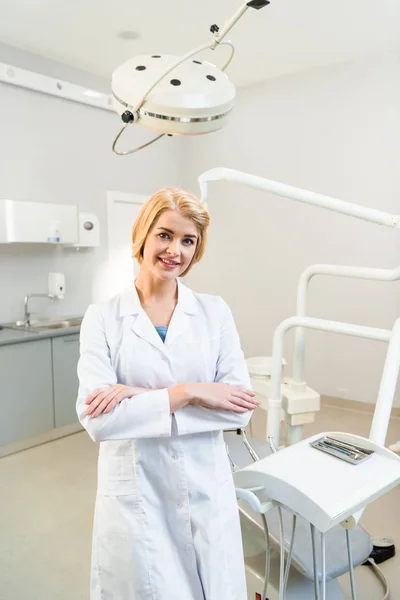 Beautiful Young Dentist Crossed Arms Looking Camera Office — Free Stock Photo