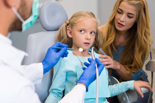 Обрізаний Знімок Стоматолога Працює Переляканою Маленькою Дитиною Коли Мати Сидить — стокове фото