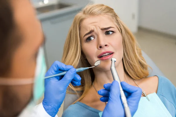 Recortado Disparo Dentista Examinando Los Dientes Asustado Cliente Femenino — Foto de Stock