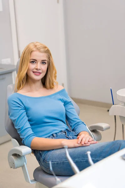 Счастливая Молодая Женщина Сидит Стоматологическом Кресле Кабинете Дантиста Смотрит Камеру — стоковое фото