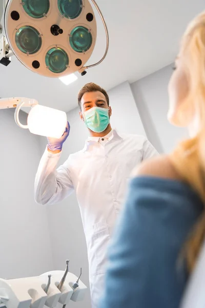 Vista Basso Del Dentista Piedi Sopra Cliente Con Lampada — Foto Stock