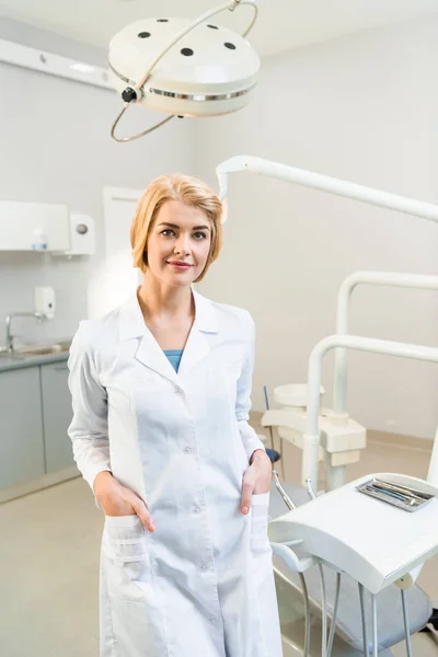 Schöne Junge Zahnärztin Weißen Mantel Schaut Die Kamera Büro — Stockfoto