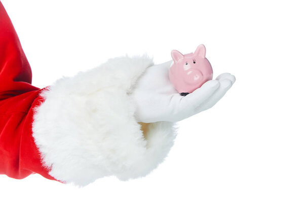 обрезанный вид Санта-Клауса держа маленькую копилку в руке изолированы на белом
