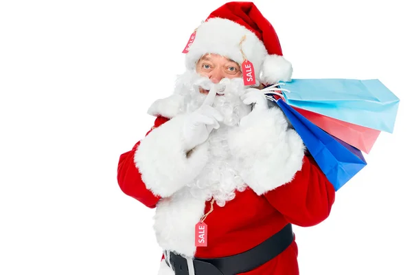 Weihnachtsmann Rotem Kostüm Mit Verkaufsetiketten Die Einkaufstüten Halten Und Schweigegeste — Stockfoto
