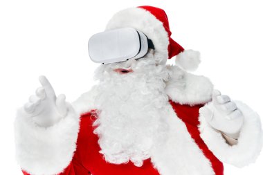 sakallı Noel Baba el hareketi ve üzerinde beyaz izole sanal gerçeklik kulaklık kullanarak