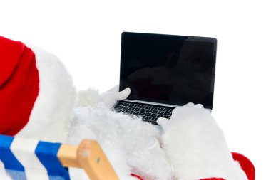 Noel Baba boş ekran üzerinde beyaz izole ile dizüstü bilgisayar kullanarak