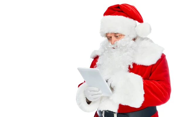 Санта Клаус Использованием Цифрового Планшета Изолированы Белом Копирования Пространства — стоковое фото