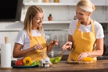 yemek sebze salata birlikte yetişkin kızı ile mutlu olgun kadın