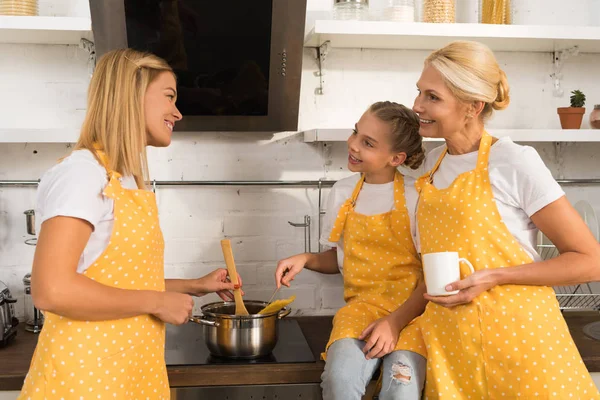 Happy Family Aprons Smiling Each Other While Cookies Together Kitchen — Free Stock Photo
