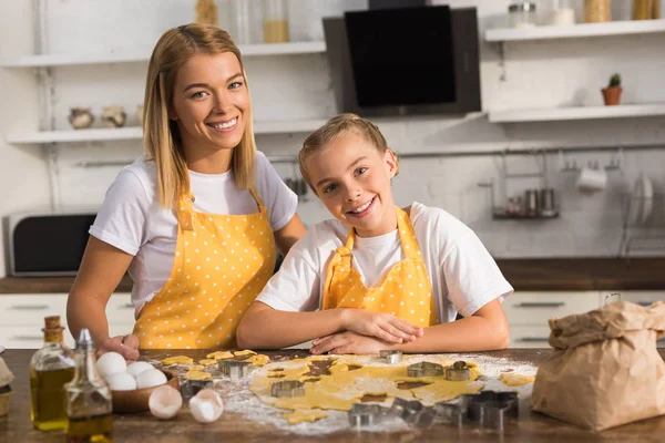 Feliz Madre Hija Delantales Preparando Galletas Sonriendo Cámara Cocina — Foto de Stock